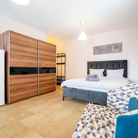 Lovely Apartment In Studentski Grad Sofia Exterior photo